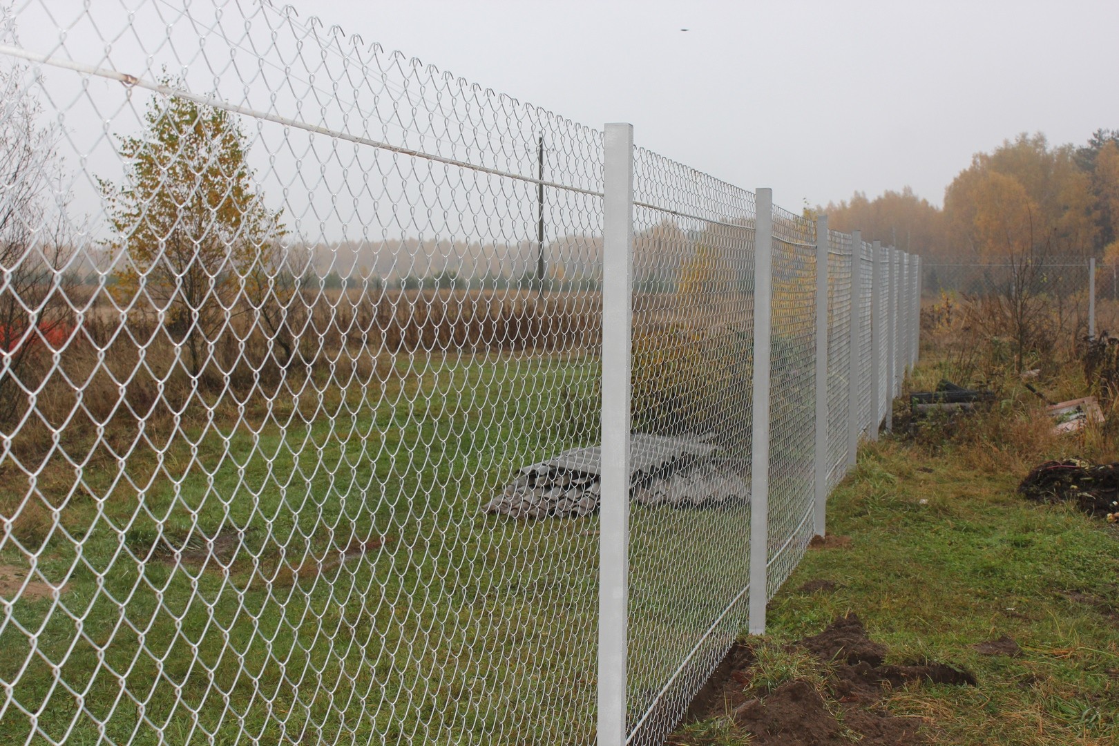 Алюминиевый забор из сетки рабицы в Крыму